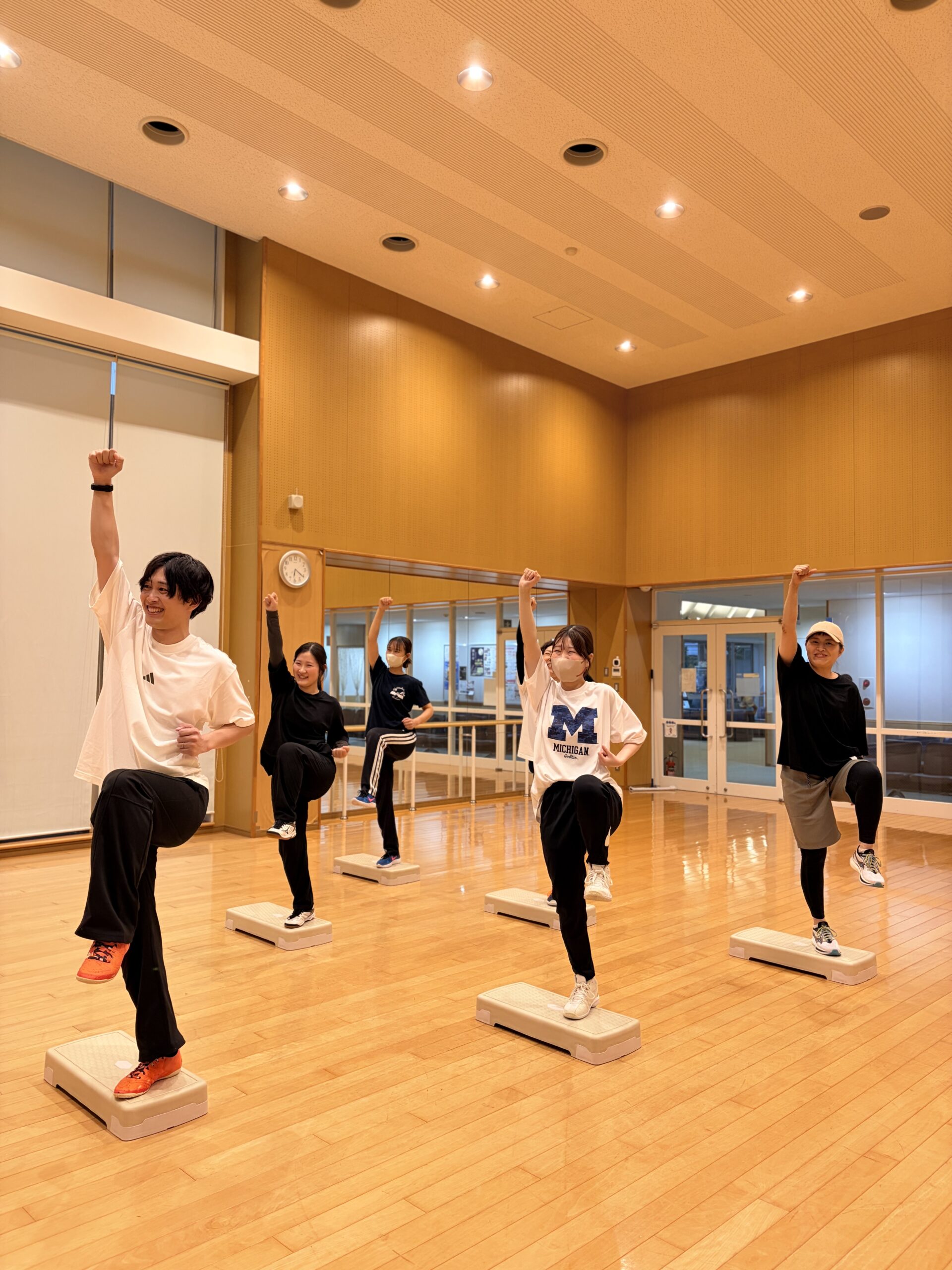 音楽に合わせて身体を動かす参加者