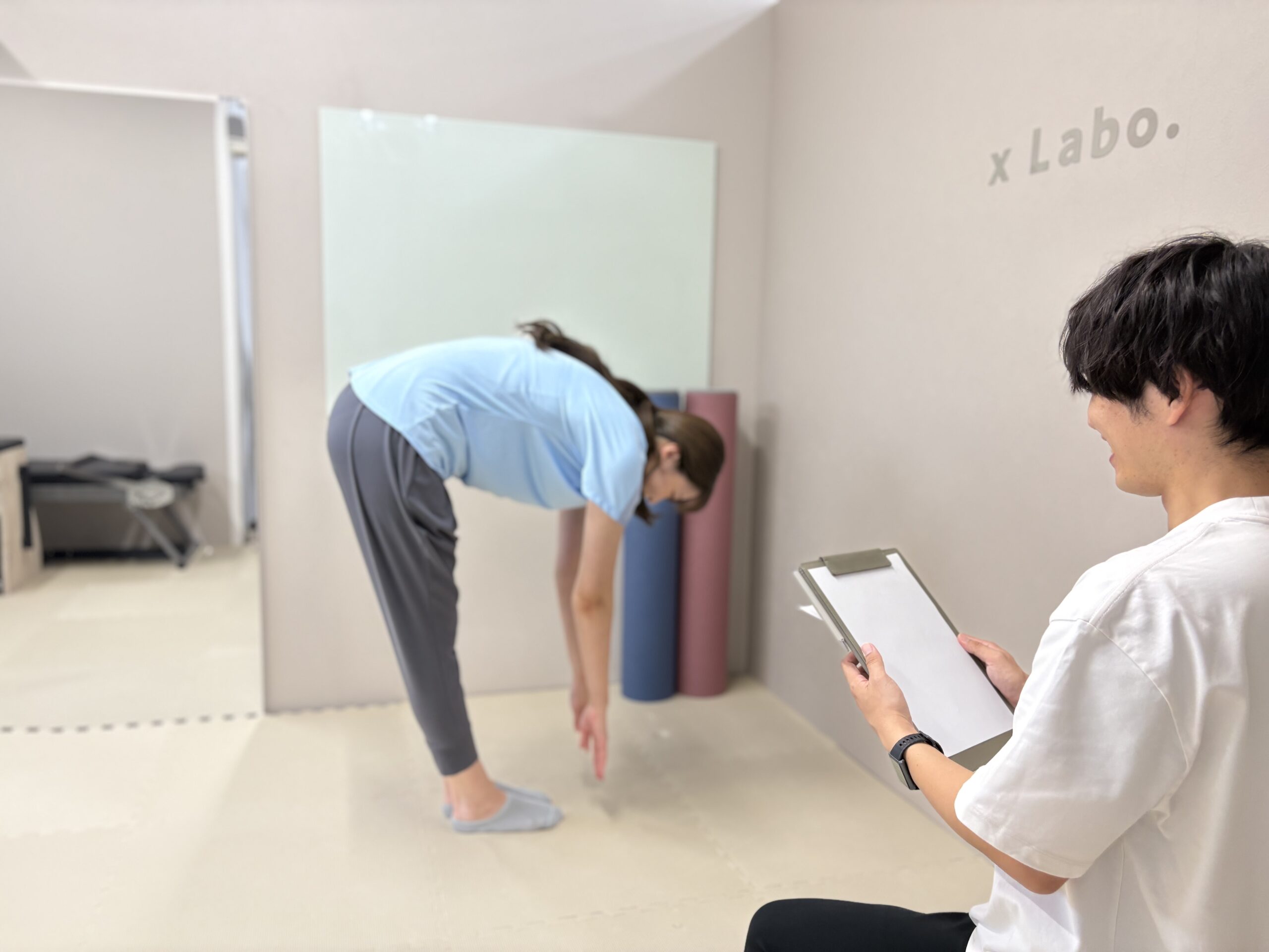身体の動きを評価している様子